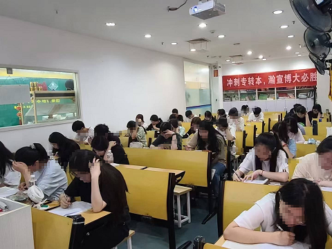 徐州五年制专转本瀚宣博大学员每年上岸的多吗？谢老师咋联系